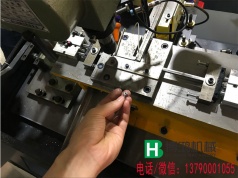 一款比較異形的沖壓五金件產品在全自動攻絲機上實現(xiàn)自動化運作（有圖）